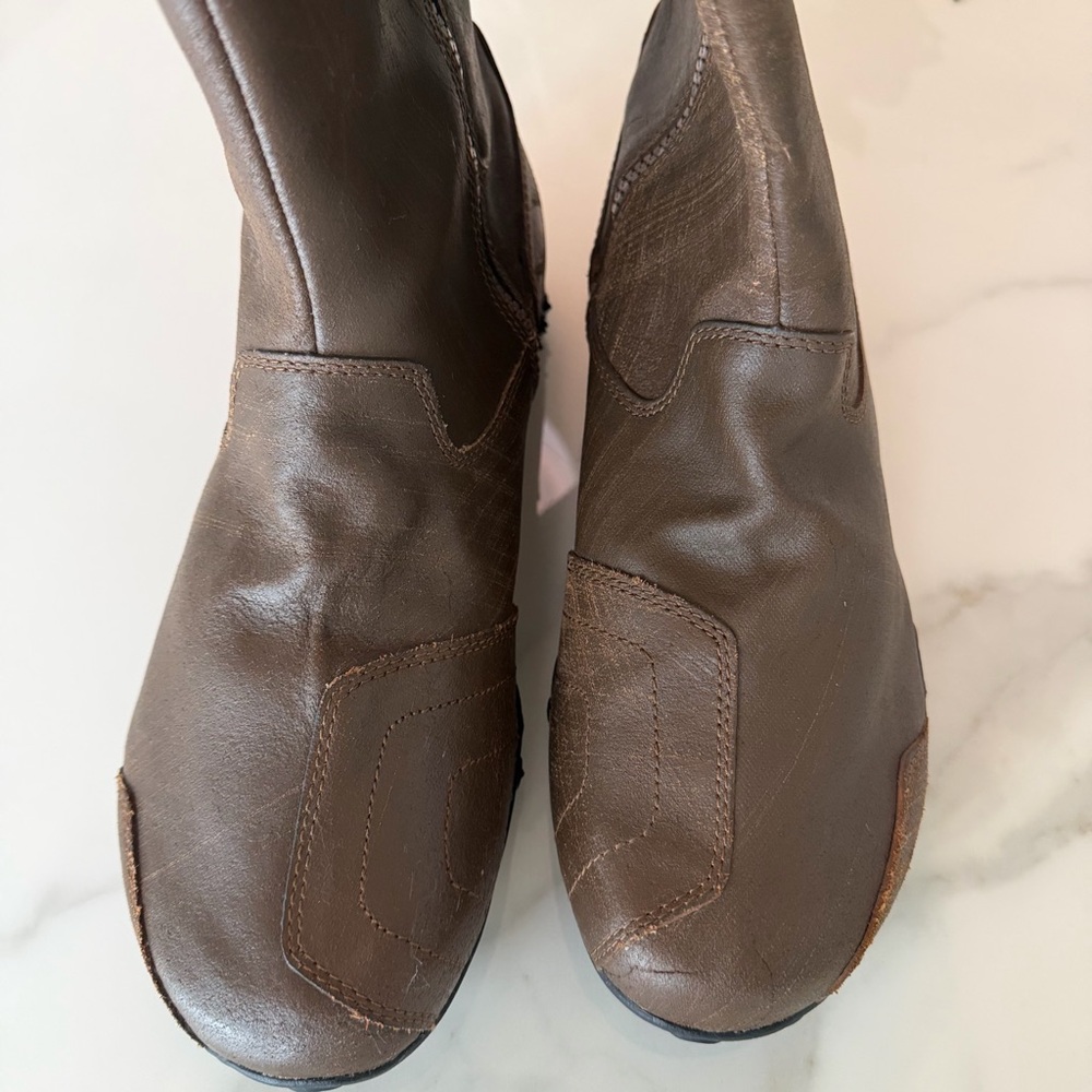DKNY Men's Brown Leather Boots gently worn , like new